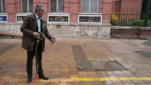Кметът на Плевен се включи в премахването на жълтите ивици