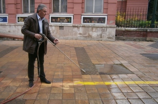 Кметът на Плевен се включи в премахването на жълтите ивици по Пешеходната зона