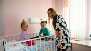 Мис България 2011 Ваня Пенева зарадва болни малчугани