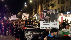 Стотина души излязоха на протест срещу мигрантите СНИМКИ