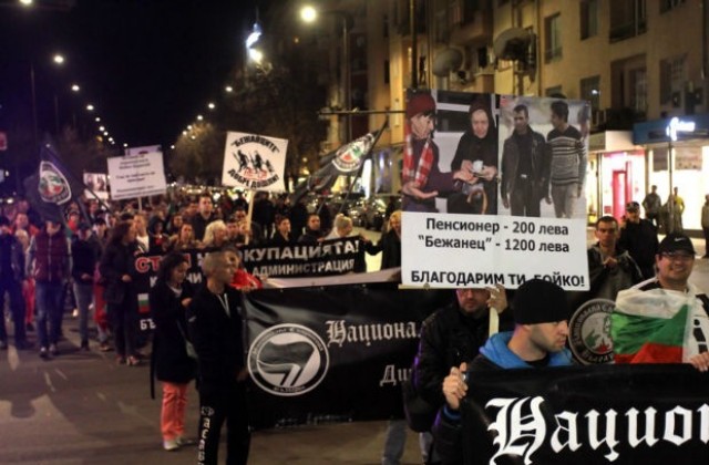 Стотина души излязоха на протест срещу мигрантите (СНИМКИ)
