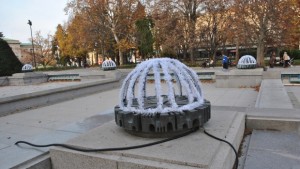 Триметров Дядо Коледа с шейна и елени ще радва русенци