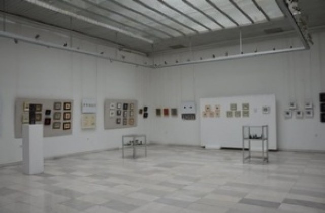 Изложбата от биеналето Изкуството на миниатюрата” продължава и през декември