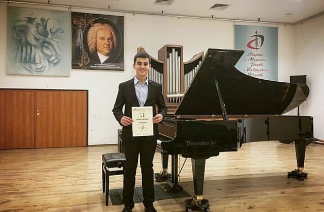 Сезер Емиров с признание в конкурса „Бах и неговите съвременници“