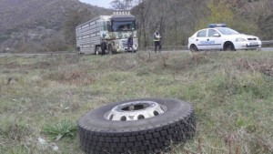 Две гуми излетяха в движение от ТИР край Симитли