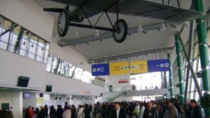 Над 300 пътници са останали блокирани с часове на летище