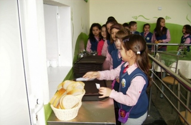 Ученици пестят от супа и десерт