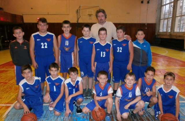 Победа и загуби за два отбора на баскетболния Велбъжд 2002