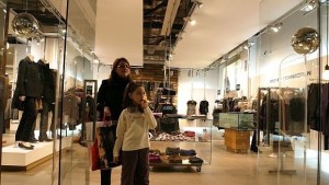 КЗП съветва за какво да внимаваме при пътуване и пазаруване