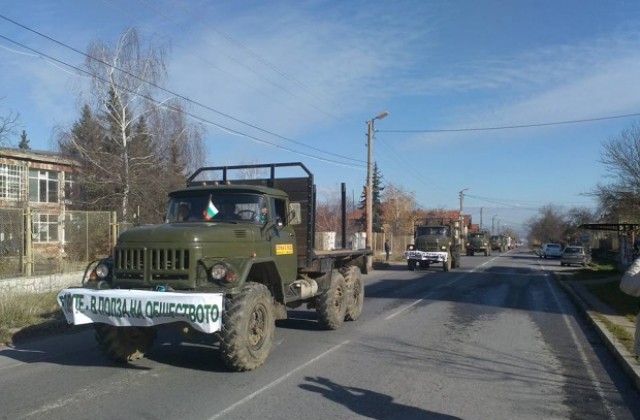 Стотици товарни автомобили, хора и резачки на горски протест в Кюстендил