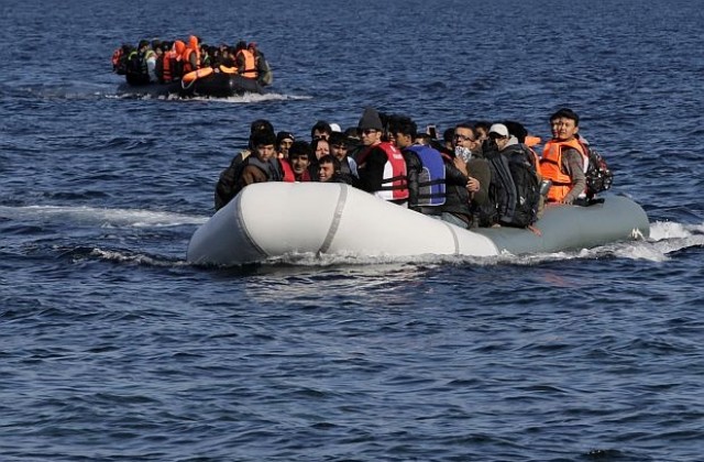 Гърция опроверга видеото с граничар, който пробива нарочно лодка с бежанци