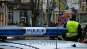 Пиян младеж нападна полицай