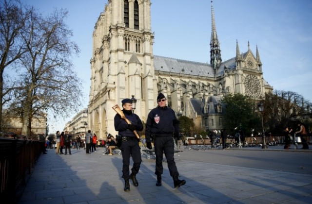 Намериха колан с експлозиви в Париж