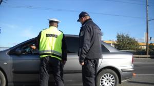 Кола се заби в автобус на спирка