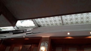 Срути се част от стъкления покрив на Шератон