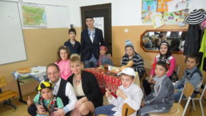 Деца от П Тръмбеш представиха авторска театрална постановка