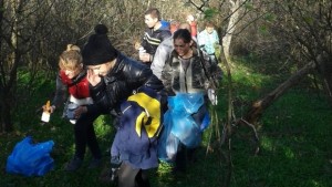 Доброволци и служители чистят лесопарк Бакаджик