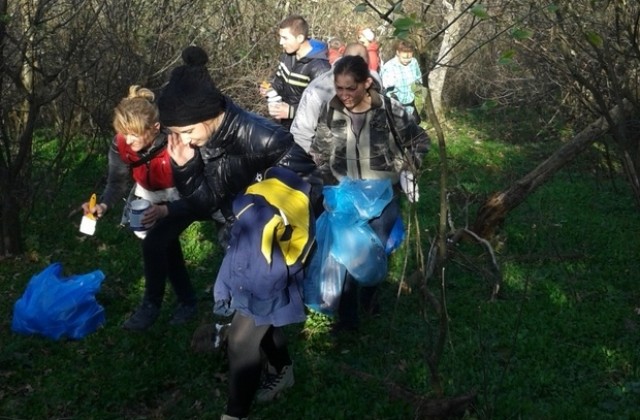 Доброволци и служители чистят лесопарк „Бакаджик
