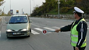 Шофьор се опита да подкупи с 50 лева полицаи арестуваха