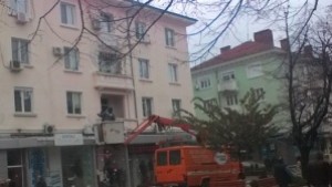 Слагат коледната украса в Сливен