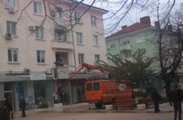 Слагат коледната украса в Сливен