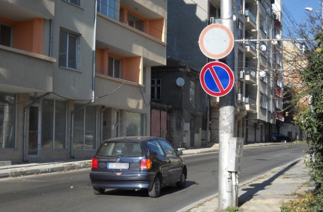 Абсурд в центъра на Варна: Улица е забранена за влизане и от двете страни (СНИМКИ)