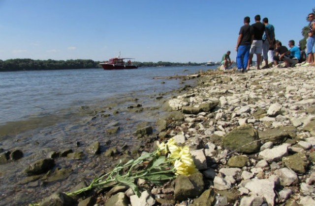 Баща и син са в неизвестност, откриха лодката им в езерото Мандра