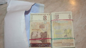 Внук спаси баба си която се канела да даде пари