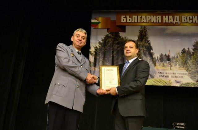 НВУ тържествено отбеляза своя празник, кметът връчи грамота на университета