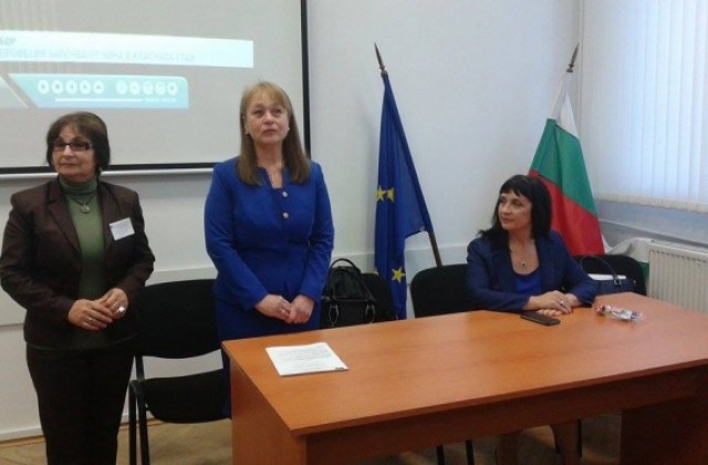 Кариерни консултанти влизат във всяко училище