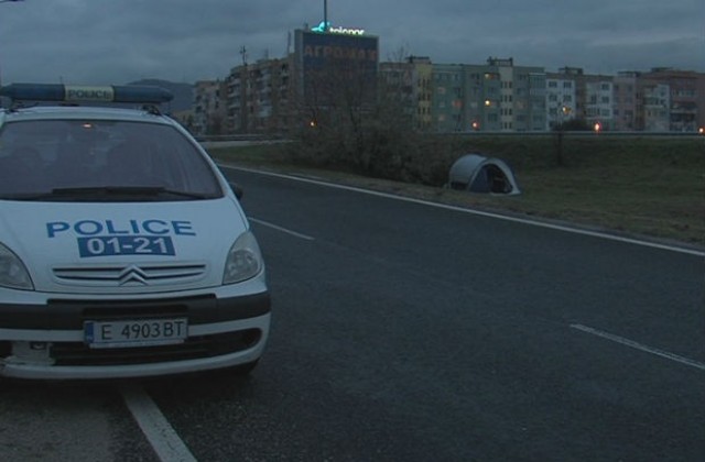 Празна палатка край пътя вдигна на крак полицията в Благоевград (СНИМКИ)