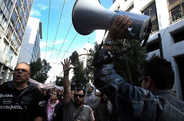 Демонстранти изгориха турски и американски знамена в Атина