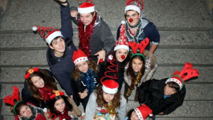 Доброволци подаряват сувенири сладкиши и песни на самотни хора