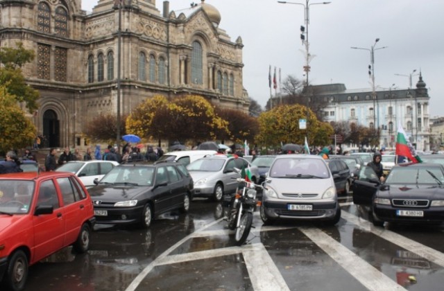 Десетки шофьори протестираха във Варна срещу поскъпването на винетките