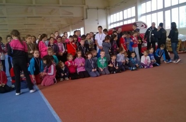 100 деца бягаха в предколедния турнир на СКЛА „Евър”