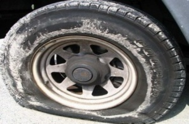 Срязаха гумите на шест автомобил в Нова Загора