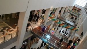 Евакуация в мола заради запалила се кола на паркинга