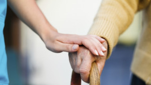 Възрастна жена живее от месеци в болница близките й не