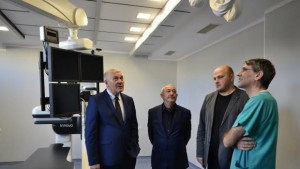 Замкметът Ганчо Карабаджаков разгледа новата апаратура в търновската болница