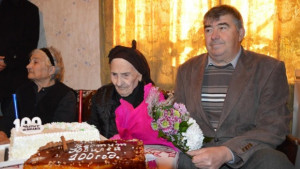 Зарадваха с торта столетница от вълчидолско село