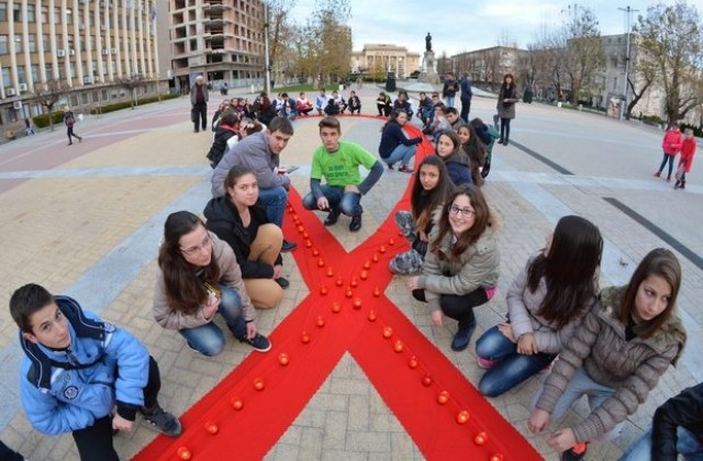 Със Свещта на паметта Хасково отбеляза Световния ден за борба със СПИН