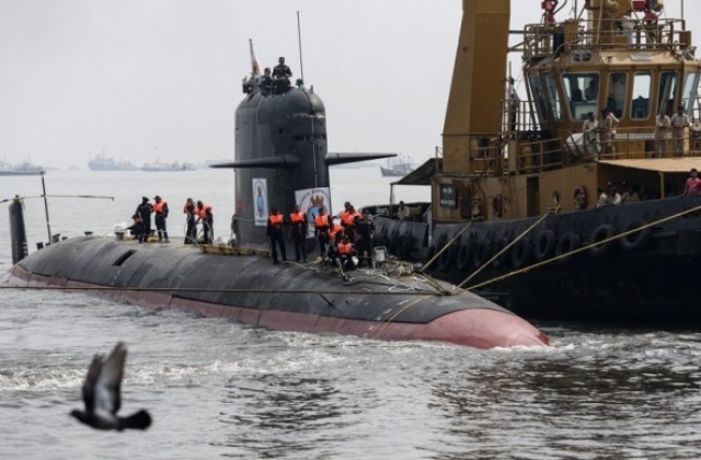 Турска подводница се размина с руски военен кораб в Мраморно море