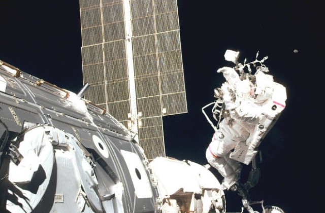 4 декември: Започва сглобяването на Международната космическа станция
