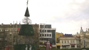 Грейват светлините на коледната елха