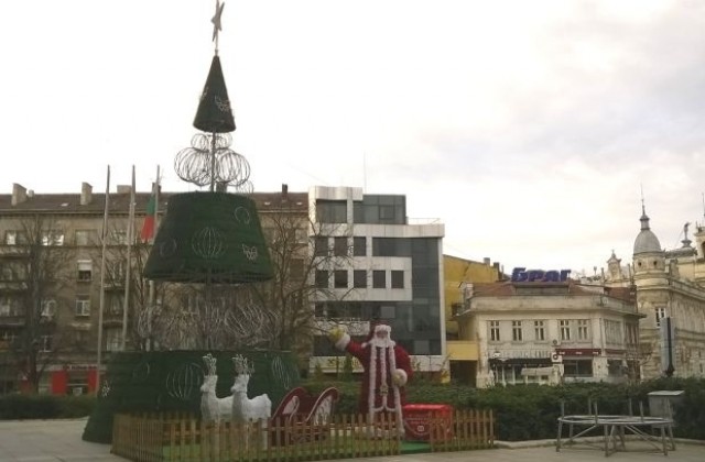 Грейват светлините на коледната елха