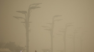 Китаец направи тухли от смог в Пекин