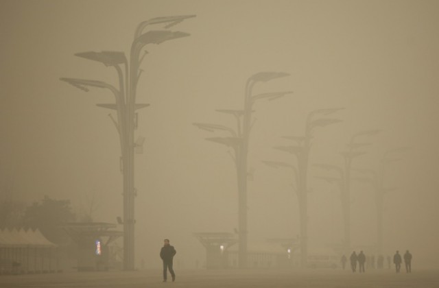Китаец направи тухли от смог в Пекин