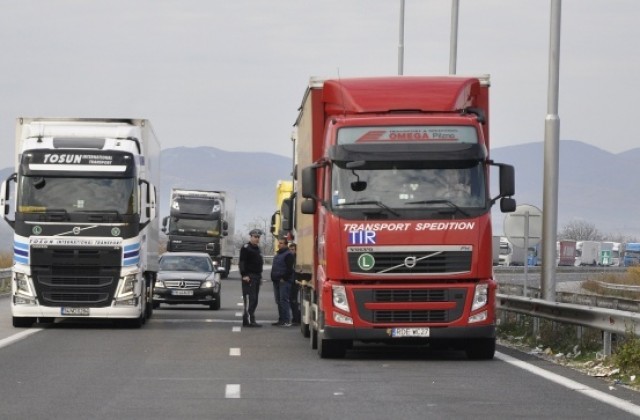 Километрични опашки от камиони на „Дунав мост