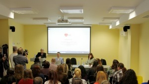 78 от младите европейци ежедневно се срещат с реч на