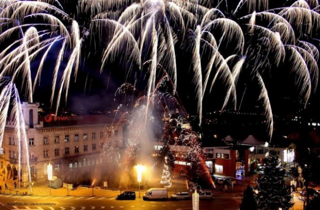 Старата столица грейна празнично, Дядо Коледа зарадва  търновските малчугани